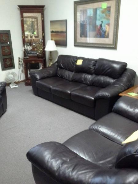 These black leather sofas are ideal for a person who loves a great deal on furniture! 